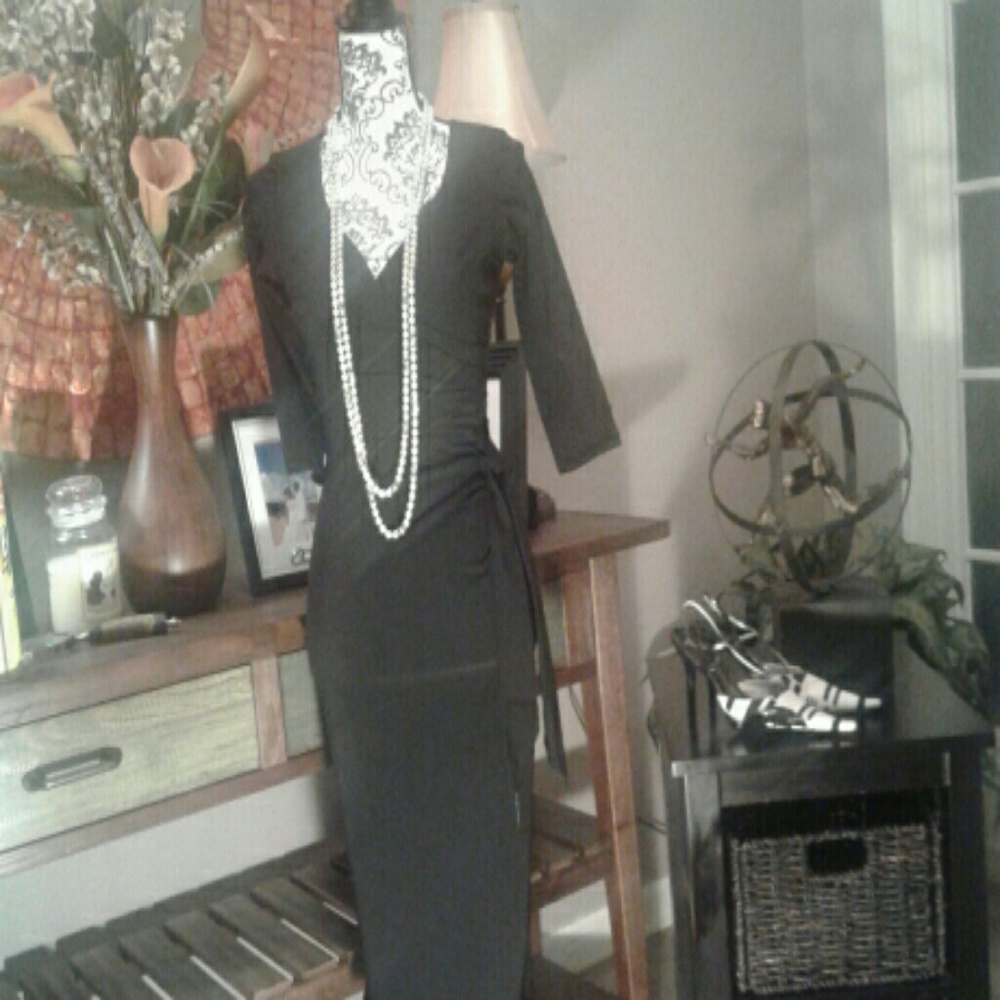 Black 3/4 sleeve fitted dress